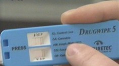Policisté si na řidiče pod vlivem drog posvítí