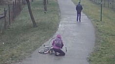 Muž sledoval zraněnou ženu! Nepomohl jí a šel pryč. VIDEO