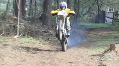 Motorkáři řádili v lese na Táborsku. Zraněný řidič pak utekl z nemocnice