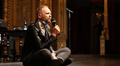 Známý režisér překvapil. "Nejsem gay, ale heterosexuální žena!" napsal
