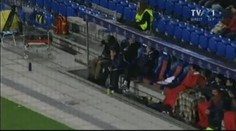 VIDEO: Vzteklý trenér Kluže rozkopal střídačku!