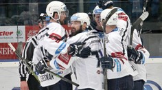Plzeň vyhrála a vede extraligu! Třinec drží neporazitelnost