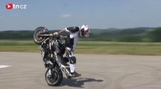 VIDEO: Neuvěřitelné kousky motorkářských kaskadérů