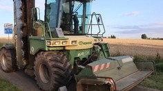 Mladý cyklista chtěl objet traktor po trávě, spadl pod něj. Na místě zemřel