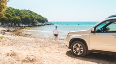 Řidič v Polsku nezvládl manévr na pláži, auto pohltily vlny