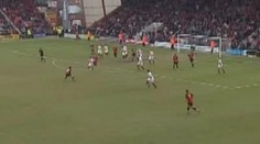VIDEO: To byl FAUL NA KRIMINÁL! Fotbalista chtěl snad lámat nohy...