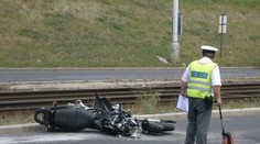 Motorkář se srazil s autem. On i jeho spolujezdkyně skončili v nemocnici