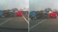 Dodávka smetla odstavený náklaďák a auto v protisměru! VIDEO