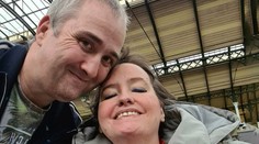 Žena čekala na sanitku téměř 17 hodin. Kvůli opožděné pomoci zemřela