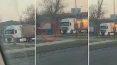 Kamion jel po cyklostezce, šla po ní maminka s kočárkem a dětmi!
