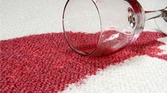 Jak vyčistit odolné skvrny z koberce? Klady a zápory různých metod