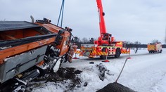 Autobus s lidmi skončil v příkopu, sypač také. Česko bojuje s ledem