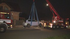 Mladík chtěl ujet policistům, s BMW vlétl lidem do zahrady