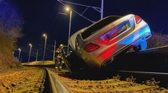 Kuriózní nehoda v jižních Čechách. Auto z nástupiště spadlo na koleje