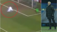 Pyrotechnika opět na hřišti! Ohrožen byl Mourinhův gólman