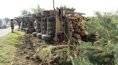 Náklaďák se dřevem skončil na zahradě rodinného domu