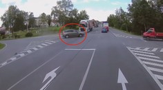 Osobní auto vyjelo před rozjetý kamion, šlo o centimetry!