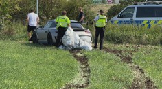 VIDEO: Řidič nezvládl řízení. S luxusním porsche skončil v poli