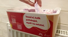 Na záchodech v desítkách škol budou menstruační potřeby. Projekt se osvědčil