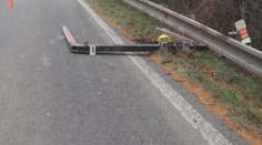 Řidič kamionu způsobil nehodu, vypadla mu velká kovová tyč. Hledá ho policie