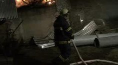 Statek na Poděbradsku zachvátily plameny, shořel traktor i krmivo