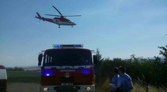 Balkon se čtyřmi lidmi se zřítil k zemi, pro zraněné letěl vrtulník