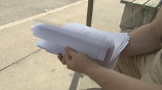 Čekal na autobus, našel tajné dokumenty. Británie řeší obří skandál