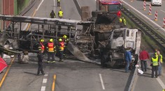 Při nehodě vězeňského autobusu zemřel dozorce. Řidič tahače vinu popírá