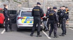 Skupinka mladistvých v Plzni brutálně zbila muže. Skončil v nemocnici