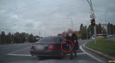 Policista bez důvodu vytáhl na řidiče pistoli. Půjde k soudu
