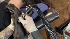 Neobvyklé tetování lidé na sítích nechápou. Raději by nosili černou rukavici