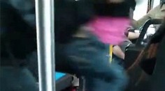 Co je to za matku? Odhodila dítě, aby se porvala v autobuse. VIDEO