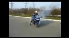 Motorkář maluje smajlíka
