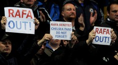 Táhni, Rafo, křičí fanoušci Chelsea. Nerozumím, kontruje Benítez