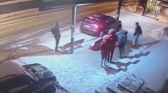 VIDEO: Další řidič na Slovensku vjel do zastávky. Lidé stihli naštěstí včas uskočit