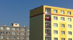 Hrozivé neštěstí: Dítě (7) vypadlo na Slovensku z okna, letělo ze šestého patra