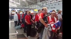 Fanoušci se valí do Ženevy. Videa z letiště a ze Švýcarska