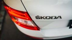 Auto, nejbezpečnější dopravní prostředek v době pandemie, kupují lidé často jako dárek pod vánoční stromeček