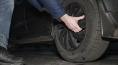 Žádné auto před ním nebylo v bezpečí. Muž kradl hliníková kola i poklice