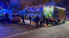 Přístřešek a rodinný dům v Praze zachvátil požár. Čtyři lidé jsou zranění