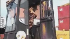 Dokonalá práce s vysokozdvižným vozíkem! Podívejte se