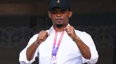 Zbláznil se? Eto’o napadl v Kataru cizího muže. Kopl jej kolenem do hlavy