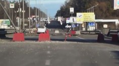 Štáb pod palbou: Šokující záběry ukazují, jak novinářům Rusové rozstříleli auto