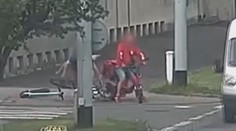 Dívky na koloběžkách vážně srazily seniorku. Jinde nehodu způsobil opilý muž