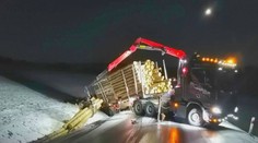Náledí potrápilo řidiče. Kamion skončil na Havlíčkobrodsku ve svodidlech