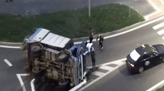 Opilý mladík ukradl popelářské auto, na kruháči ho převrátil! Pak utekl