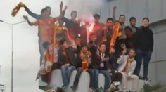 VIDEO: Vítej v pekle! Turečtí fanoušci přivítali Sneijdera