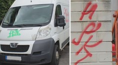Grázl posprejoval celé město! Počmáral auta, domy i ploty