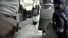 Mladík děsil cestující v autobusu nožem, před strážníky chtěl utéct
