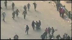 Kopání do žen a brutální bití! Armáda rozhání demonstraci